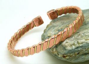 A flattened copper twist with just enough brass to compliment the design, containing two rare earth magnets