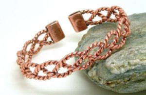 A feminine copper magnetic bracelet with a light feel, this twisted design is finishing with capped ends each containing a rare earth magnet