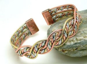 A Three colour Mexican design made from light twists of copper and brass plaited together with enough aluminum to give a three colour look. Each end is fitted with rare earth magnets