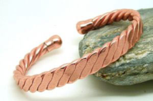 A heavy masculine design, Flattened in the centre and tapering down to two end caps. Each end is fitted with rare earth magnets